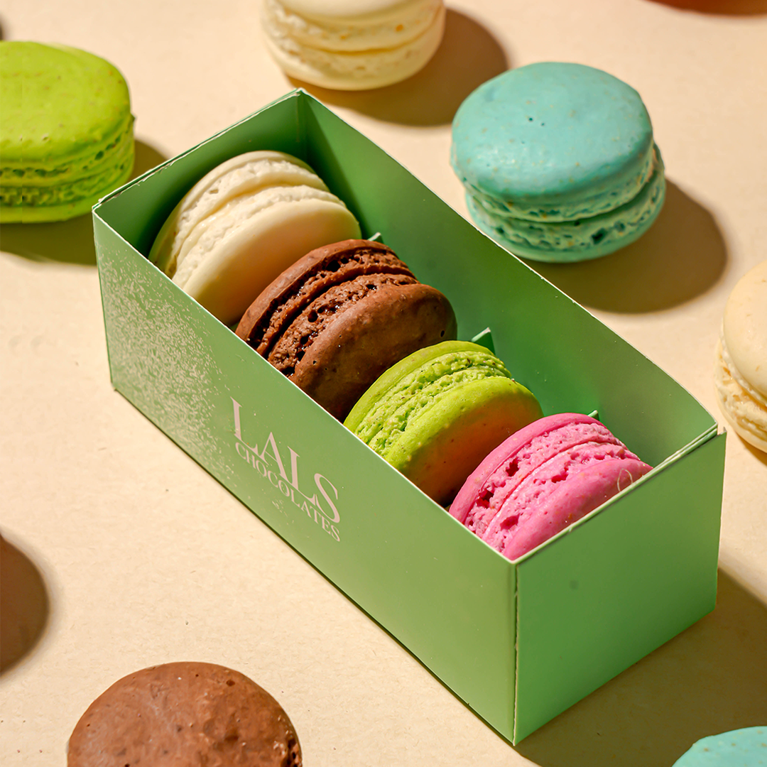 Assorted French macarons 4 pc